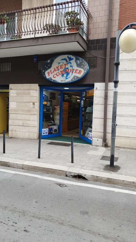 Esterno del negozio Planet Computer Palese